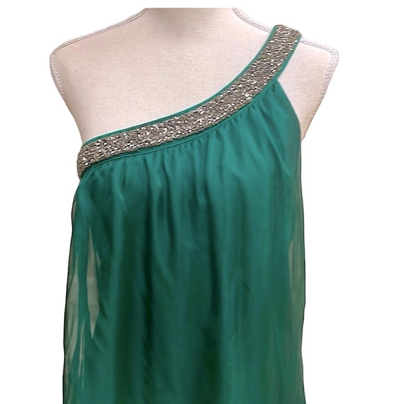 Parella xFrancesca’s Emerald Green One Shoulder Heavy Beaded Top Chiffon Overlay - Picture 2 of 8